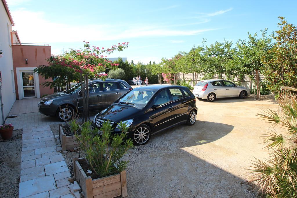 Hotel Et Residence De La Transhumance Saint-Martin-de-Crau Exterior photo